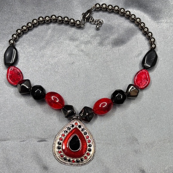 Elegant Red and Black Beaded Necklace - Picture 1 of 2